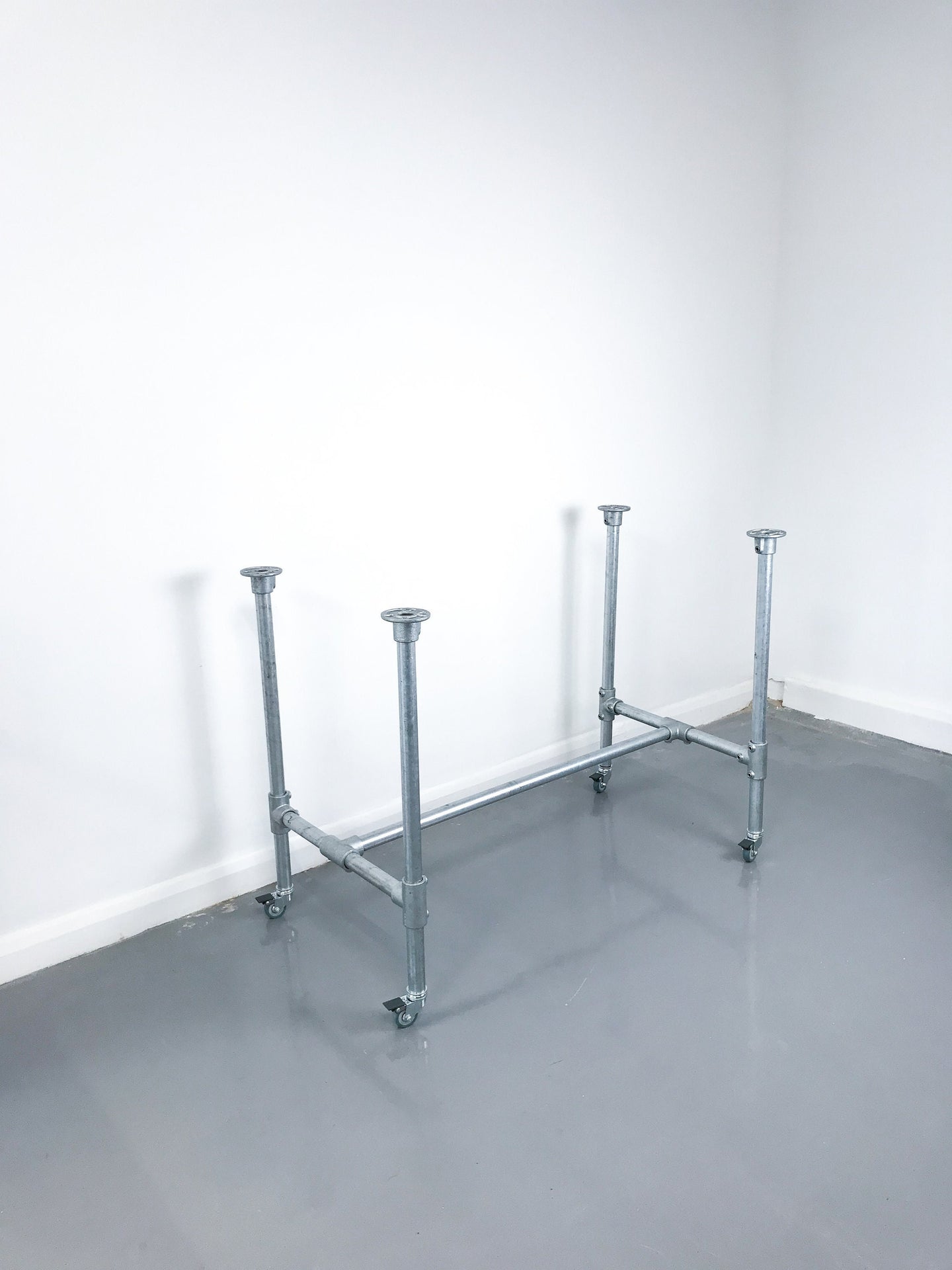 Scaffolding pipe table legs with locking wheels